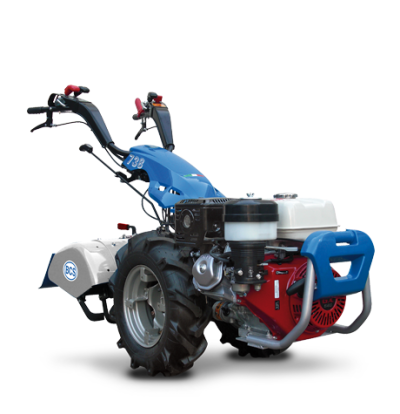 Trator agrícola BCS azul e vermelho com motor e pneus robustos