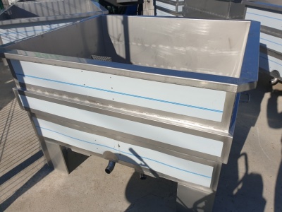 Tanque industrial de inox com válvula, ao ar livre