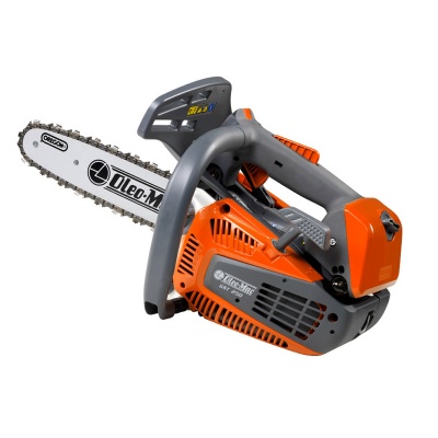 Motosserra a gasolina Oleo-Mac laranja e cinzento com lâmina prateada