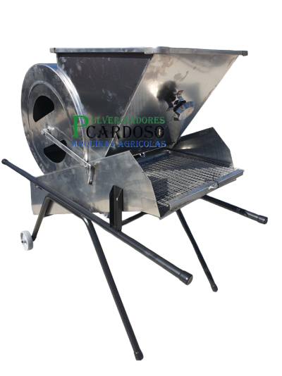 Triturador agrícola em metal inox com estrutura preta e rodas pequenas