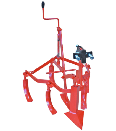 Arado agrícola vermelho com lâminas curvas e luzes frontais