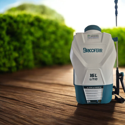 Pulverizador agrícola branco e azul com capacidade de 16 litros em chão de madeira