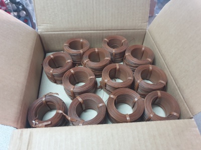 Caixa com doze bobinas de fio de cobre castanho metálico