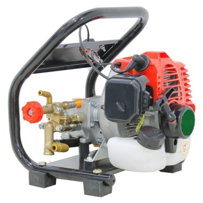 Máquina com motor vermelho e estrutura metálica preta sobre fundo branco