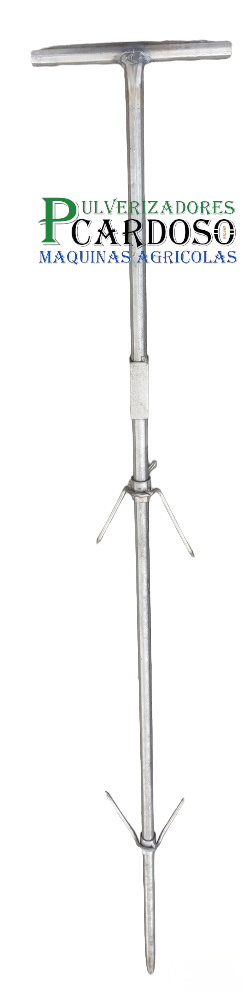 dispositivo metálico com punho em T e pontas afiadas para uso agrícola