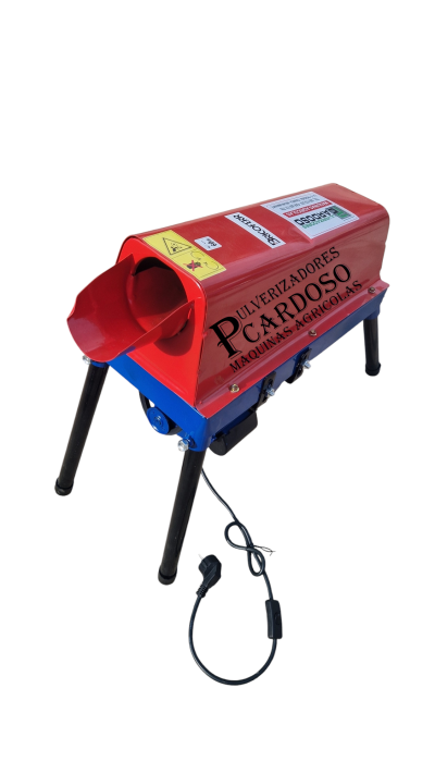 Pulverizador agrícola vermelho e azul com pernas pretas e cabo elétrico