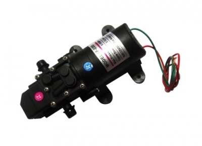 Bomba de água elétrica preta com etiquetas e fios coloridos