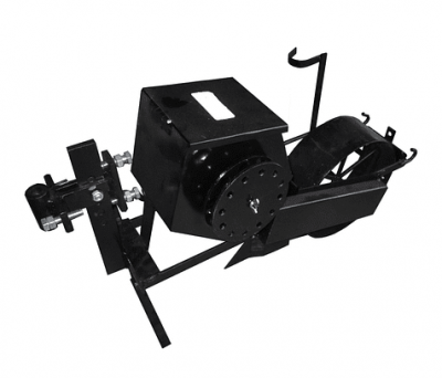 Equipamento industrial metálico preto com roldana e tanque