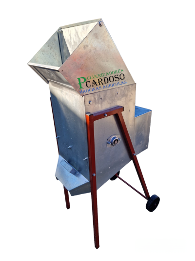 Máquina agrícola metálica com texto 'PULVERIZADORES CARDOSO MÁQUINAS AGRÍCOLAS'