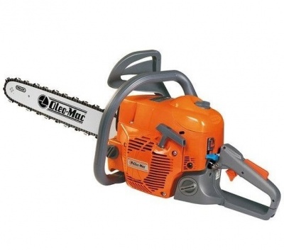 Motosserra Oleo-Mac laranja com barra metálica e corrente