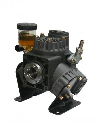 Peça mecânica cinzenta com reservatório transparente e líquido amarelo