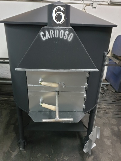 Fogão a lenha metálico preto e cinzento com portas e pegas de madeira