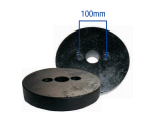 Pesos redondos pretos de 100mm com orifícios no centro, textura metálica áspera.