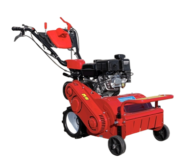 Motoenxada vermelha com motor preto e rodas, sobre fundo branco