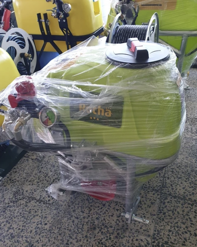 Pulverizador agrícola verde com embalagem plástica e marca Patcha