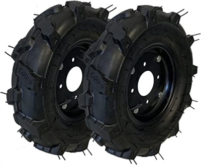 Duas rodas de borracha com aros metálicos pretos para veículos todo-o-terreno