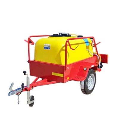 Reboque com tanque amarelo e estrutura vermelha