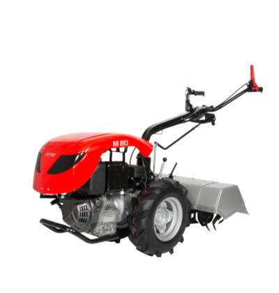 Motocultivador vermelho e preto M 80 com acessório arado