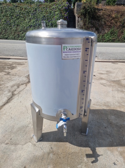 Depósito metálico branco com torneira azul e etiqueta 'PCARDOSO' em espaço exterior