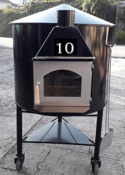 Forno a lenha preto com porta em inox e vidro, número 10 e pá pendurada