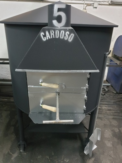 Forno a lenha cinzento escuro com portas prateadas e inscrições CARDOSO e 5