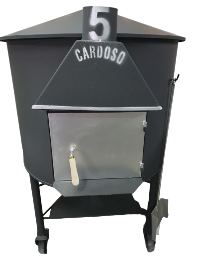 Forno metálico com porta cinza e inscrições 5 e CARDOSO