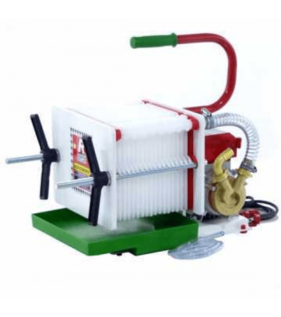 Filtro prensa compacto com placas brancas e estrutura vermelha e verde