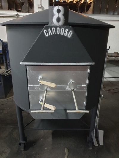 Fogão a lenha preto com porta metálica prateada e alças de madeira