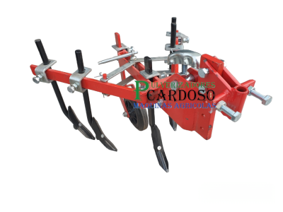 Ferramenta agrícola vermelha e preta com texto Pulveirizadores CARDOSO MÁQUINAS AGRÍCOLAS