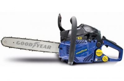 Motosserra azul e preta GOODYEAR com lâmina cinzenta e empunhadura preta