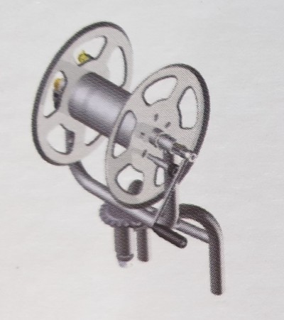 Bobina metálica com estrutura tubular cinza sobre fundo branco