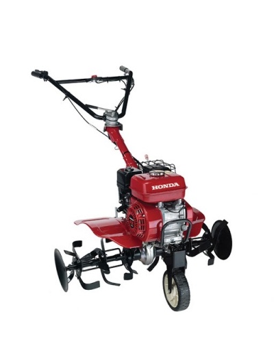 Motoenxada vermelha Honda com motor a gasolina e lâminas metálicas