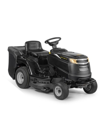 Trator de relva preto com rede de recolha em fundo branco