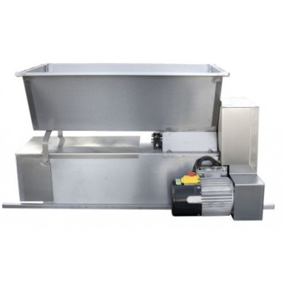 Máquina industrial metálica cinza com recipiente retangular e motor elétrico