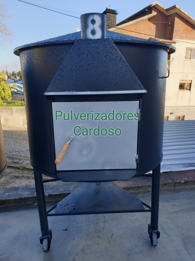 Equipamento metálico preto com porta cinza e texto 'Pulverizadores Cardoso'