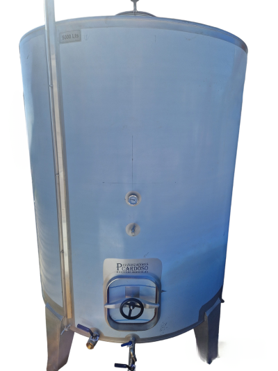 Tanque cilíndrico de metal azul com válvulas e registro