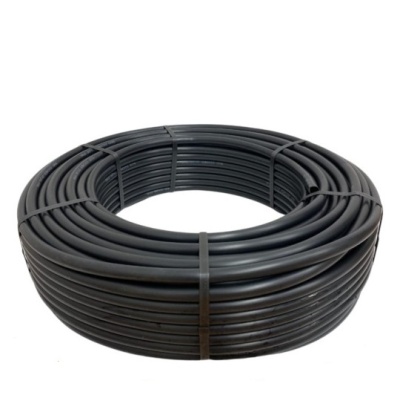 Rolo de tubo preto em plástico flexível enrolado