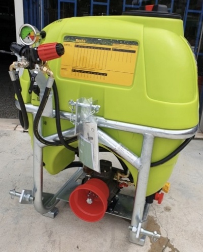 Pulverizador agrícola verde com estruturas metálicas e manómetro