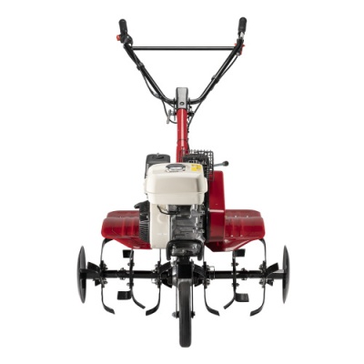 Motoenxada vermelha e branca com lâminas rotativas e roda preta