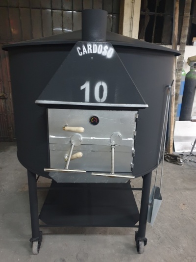 Forno a lenha metálico preto com porta cinzenta e punhos de madeira