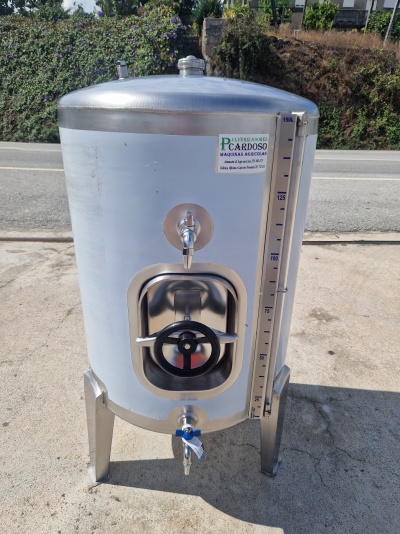 Cuba metálica cilíndrica prateada com torneiras e escala graduada