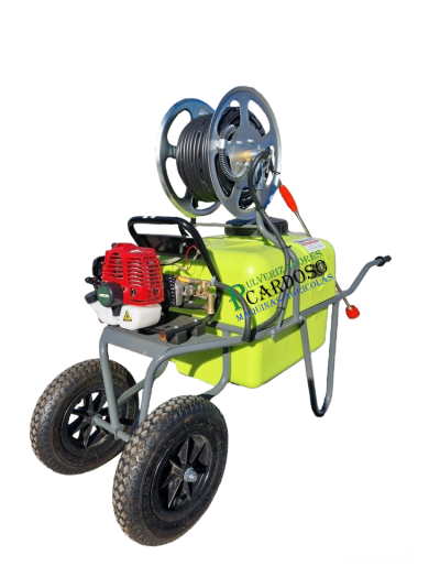 Carrinho agrícola verde com motor vermelho e mangueira enrolada em carretel cinzento