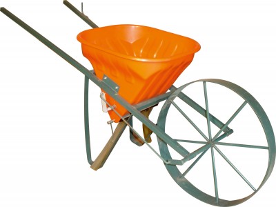 Carrinho de mão metálico cinza com depósito plástico laranja e roda grande.