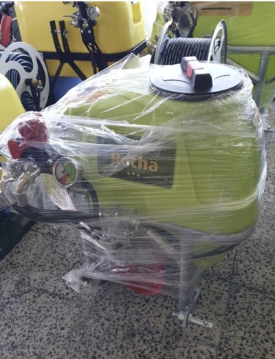 Pulverizador verde claro com tampa preta e mostrador de pressão embalado em plástico transparente.