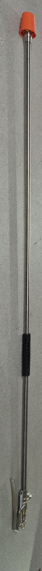 Ferramenta longa metálica com cabo preto e ponta laranja sobre fundo cinzento