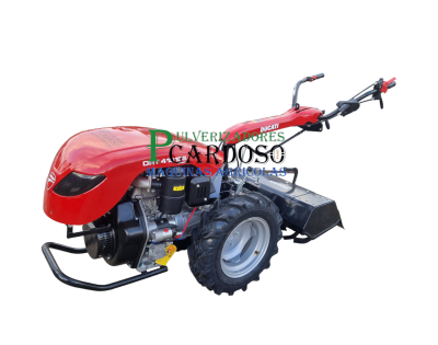 Motoenxada vermelha e preta com motor exposto e guiador ajustável