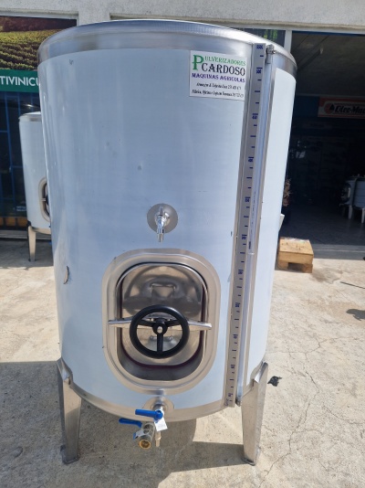 Tanque cilindrico em aço inoxidável com válvula e visor de nível