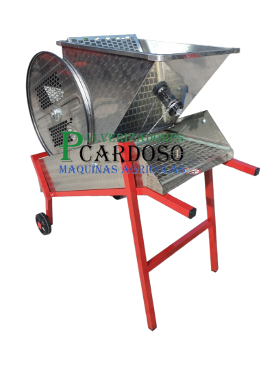 Máquina agrícola metálica com suporte vermelho e texto publicitário