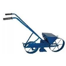 Implemento agrícola antigo azul com rodas de aro fino e duas alças pretas