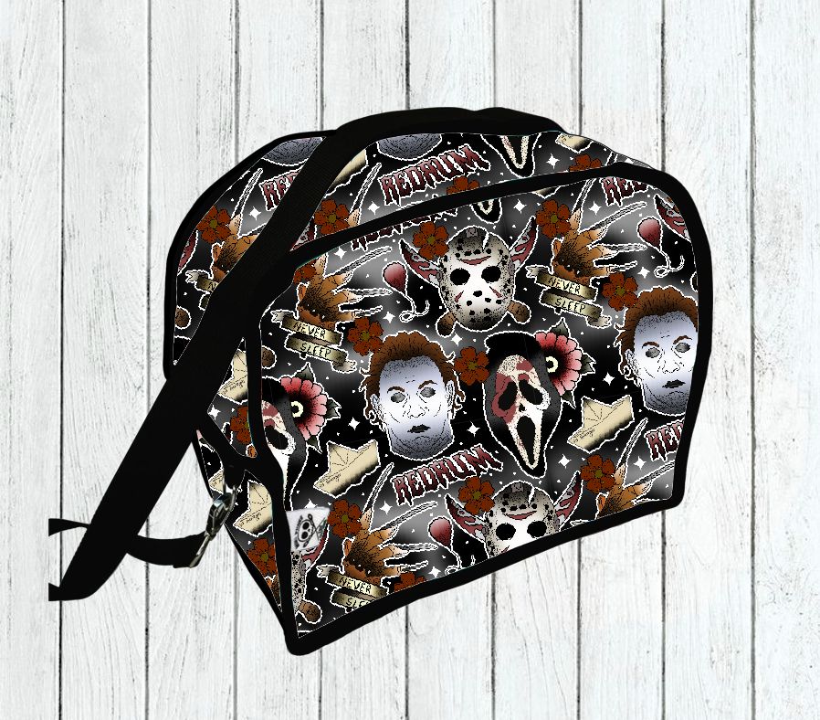 mala com padrão de máscaras de filmes de terror e texto Halloween e Friday the 13th